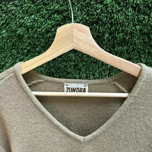Vintage 1980s  Tundra V-Neck Sweater Medium - Picture 4 of 4
